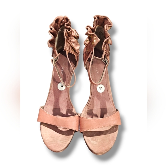 Nine West, Vintage Pink Leather heels. With Ruffle Design. Sz 10 - Picture 5 of 8